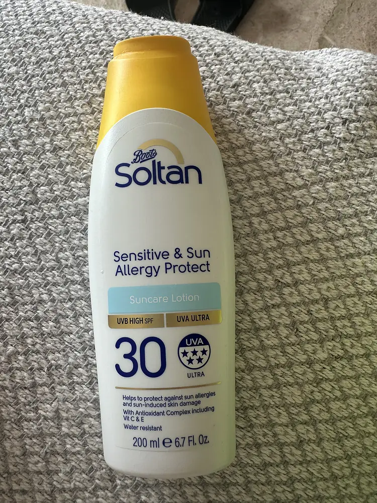 Boots Soltan sensitive & sun allergy protect SPF30